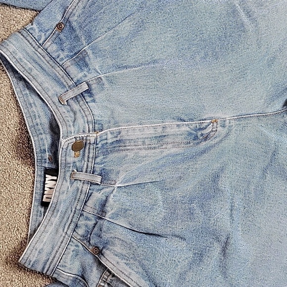 Vintage DKNY lightwash pleated mom jean - Picture 2 of 9